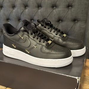 Women’s Nike Air Force 1 ‘07 LX Size 9